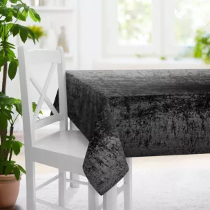 Obrus szyty czarny z miękkiej tkaniny welwetowej z efektem kreszowania