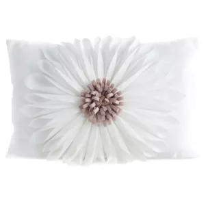 Poszewka na poduszkę 30 x 50 cm z welwetu kolor kremowo, pudrowy zdobiona dużym kwiatem 3D FLORES 3