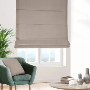 Roleta rzymska ciemnobeżowa z miękkiej tkaniny o welurowej strukturze i wyraźnym splocie