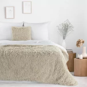 Koc z przyjemnego futerka 130x170 cm beżowy ADORE