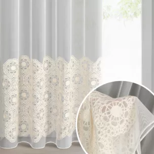 Firana beżowa z tkaniny typu peru zdobiona aplikacją 140x250 cm przelotka - LIZA