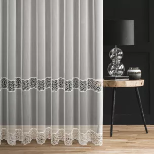 Firana szyta na taśmie 5 cm naturalna z delikatnej tkaniny typu aden zdobiona aplikacją