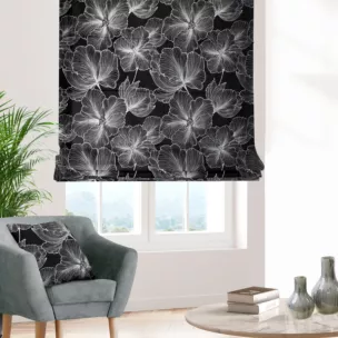 Roleta rzymska czarno srebrna z tkaniny welwetowej zdobionej delikatnie połyskującym drukiem