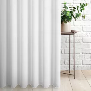 Firana szyta na taśmie 5 cm biała z tkaniny z efektem deszczyku i lekkim połyskiem, wykończona obciążnikiem