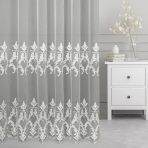 Firana szyta na przelotkach naturalna z matowej tkaniny ADEN ozdobionej szenilowym haftem ornamentowym Pierre Cardin