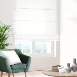 Roleta rzymska biała z miękkiej tkaniny w drobny wzór jodełkowy