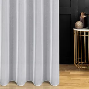 Firana szyta na taśmie 5 cm biała z miękkiej matowej tkaniny o strukturze siatki, wykończona obciążnikiem, odporna na zaciągnięcia