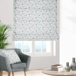 Roleta rzymska jasnokremowo turkusowa z tkaniny o naturalnym splocie z nadrukowanym kwiatowym wzorem