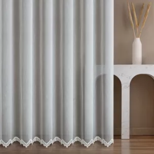 Firana szyta na flexach biała z matowej tkaniny tkaniny typu ADEN z ozdobną aplikacją