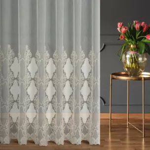 Firana szyta na przelotkach naturalno beżowa z delikatnej tkaniny typu aden, wykończonej łańcuszkowym haftem Italissima Eva Minge