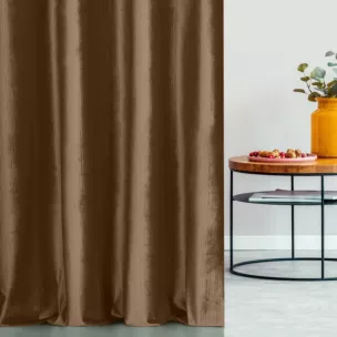 Zasłona szyta na taśmie 5 cm jasnobrązowa z tkaniny welwetowej w pionowe prążki, wykończona obciążnikiem