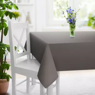 Obrus szyty szary z gładkiej tkaniny zaciemniającej typu dimout wykończona obciążnikiem
