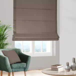 Roleta rzymska jasnobrązowa z tkaniny typu Blackout zaciemniającej w 100%