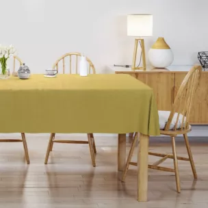 Obrus szyty musztardowy z miękkiej, matowej tkaniny w drobny geometryczny wzór