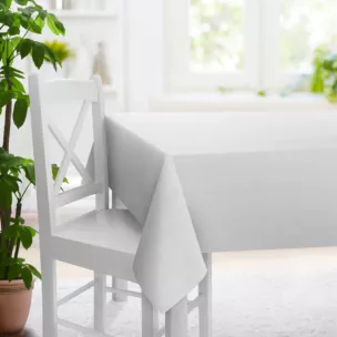 Obrus szyty biało srebrny z gładkiej tkaniny przeplatanej błyszczącą lureksową nicią o wzorze w kropki