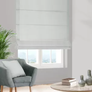 Roleta rzymska jasnoszara z tkaniny z dodatkiem połyskującej nici, z widocznym ozdobnym splotem