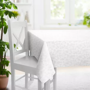 Obrus szyty biało srebrny z gładkiej tkaniny przeplatanej błyszczącą lureksową nicią o wzorze w kwiaty