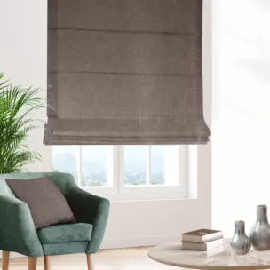 Roleta rzymska pudrowo różowo złocista z tkaniny o luźnym splocie, z połyskliwym nadrukiem Italissima Eva Minge