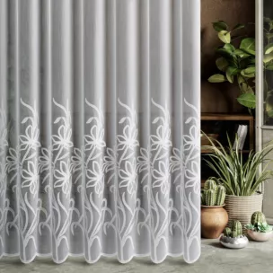 Firana szyta na taśmie 5 cm biała z tkaniny typu aden zdobionej roślinnym haftem