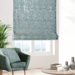 Roleta rzymska niebiesko złocista z grubej, welwetowej tkaniny z roślinnym wzorem, zdobiona delikatnie połyskującym nadrukiem