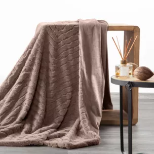 Koc 150x200 cm ciemnobeżowy, z miękkiej tkaniny futerkowej z efektem 3D KATE