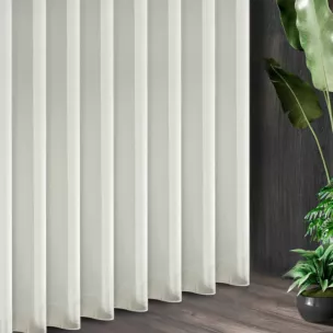 Tkanina firanowa o strukturalnym splocie, utkana ze skręcanej nici zakończona szwem obciążającym