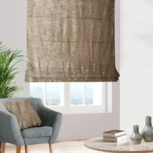 Roleta rzymska beżowa z miękkiej tkaniny welwetowej z efektem kreszowania
