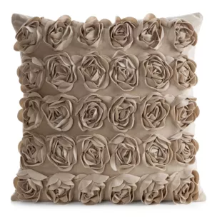 Poszewka na poduszkę 45 x 45 cm z welwetu kolor ciemnobeżowy zdobiona 3D aplikacją róż ROSES Eva Minge