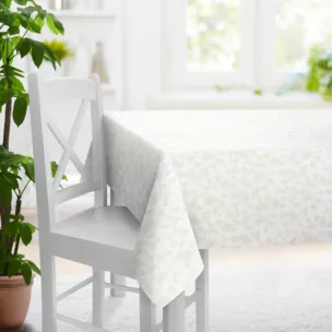 Obrus szyty kremowo złoty z gładkiej tkaniny przeplatanej błyszczącą lureksową nicią o wzorze w kwiaty