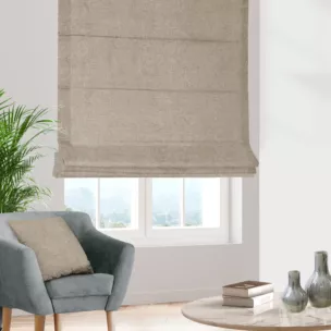 Roleta rzymska ciemnobeżowa z miękkiej w dotyku tkaniny szenilowej