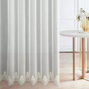 Tkanina firanowa Aden zdobiona na dole haftem z motywem ornamentu