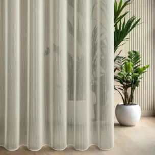 Firana szyta na taśmie 5 cm naturalna z drobnej siatki w pionowe prążki, wykończona obciążnikiem