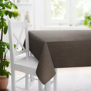 Obrus szyty brązowy ze strukturalnej tkaniny typu blackout, zaciemniająca w 100%