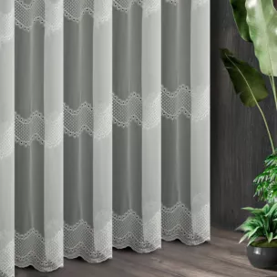 Tkanina firanowa delikatna siateczka ozdobiona ażurowym haftem