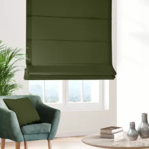 Roleta rzymska ciemnozielona z gładkiej tkaniny zaciemniającej typu dimout wykończona obciążnikiem