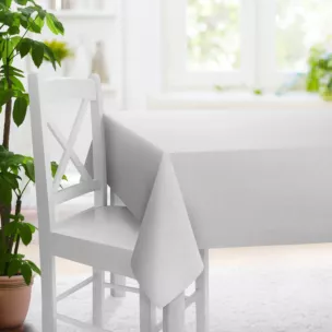 Obrus szyty SHELBY jasnoszary z miękkiej tkaniny o naturalnym splocie i delikatnym połysku