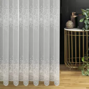 Firana szyta na taśmie 5 cm naturalna z cienkiej etaminy ozdobionej matowym haftem w kwiatowy wzór