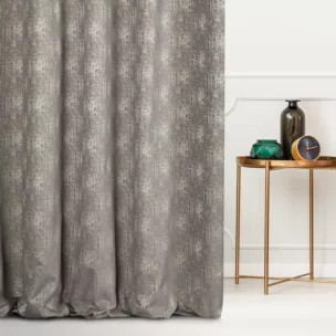 Zasłona szyta na tunelu srebrno złocista z tkaniny z wzorem w formie przecierki na błyszczącym tle Pierre Cardin