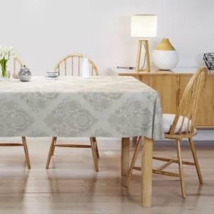 Obrus szyty jasnobeżowo beżowy tkanina w ornamentowy wzór, z dodatkiem połyskującej nici