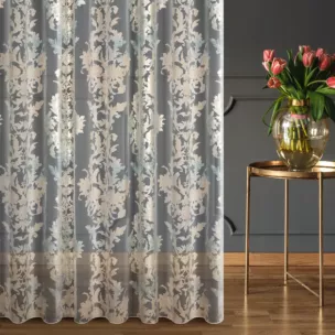 Firana szyta na taśmie 5 cm naturalno turkusowa z przezroczystej organtyny ozdobionej dużym, połyskliwym wzorem ornamentowym, wykończona obciążnikiem Italissima Eva Min