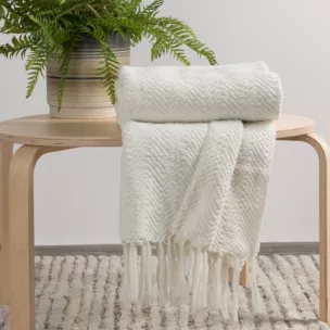 Koc 130x170 cm biały tkany z frędzlami i wytłaczanym wzorem MILO