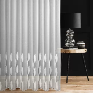 Firana szyta na taśmie 5 cm biała z delikatnej tkaniny zdobionej frędzlowym haftem