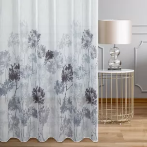 Firana szyta na taśmie 5 cm biało grafitowa z delikatnej tkaniny typu BATYST, zdobionej nadrukiem roślinnym, wykończonej obciążnikiem