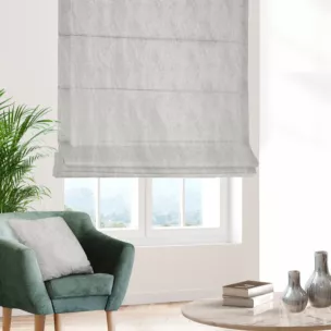 Roleta rzymska jasnobeżowa z tkaniny szenilowej z efektem przecierki