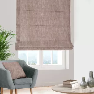 Roleta rzymska pudrowo różowa z tkaniny melanżowej przetykanej błyszczącą nicią