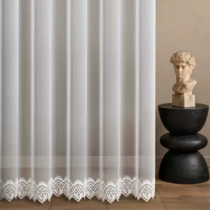 Firana szyta na taśmie 5 cm biała z tkaniny typu markizeta zdobionej aplikacją