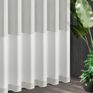 Tkanina firanowa  aden z efektem deszczyku, zakończona szerokim pasem złożonym z drobnych pasków