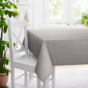 Obrus szyty jasnosrebrny z miękkiej tkaniny szenilowej typu dimout o naturalnym splocie