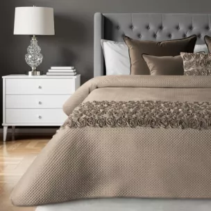 Narzuta welwetowa ciemnobeżowa 170x210 cm zdobiona pasem róż 3D ROSES Eva Minge