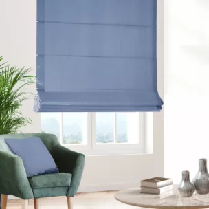 Roleta rzymska błękitna miękka, szenilowa tkanina o wyraźnym splocie i delikatnym połysku